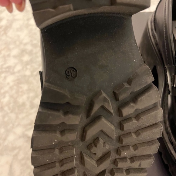 Steve Madden Black & Gold loafers // Size 6 - Picture 6 of 6